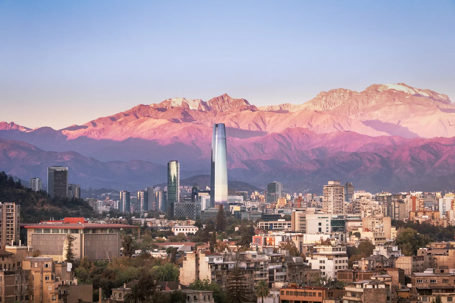 Vista aérea del skyline de Santiago al atardecer - Guía de seguridad en Chile para turistas 2025