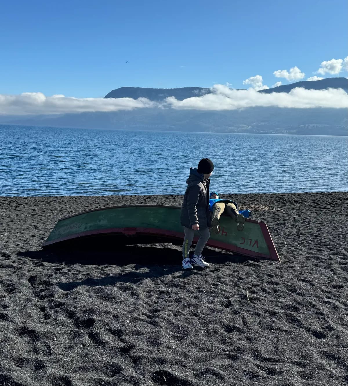Lac Villarrica et plages de sable volcanique noir, Pucón