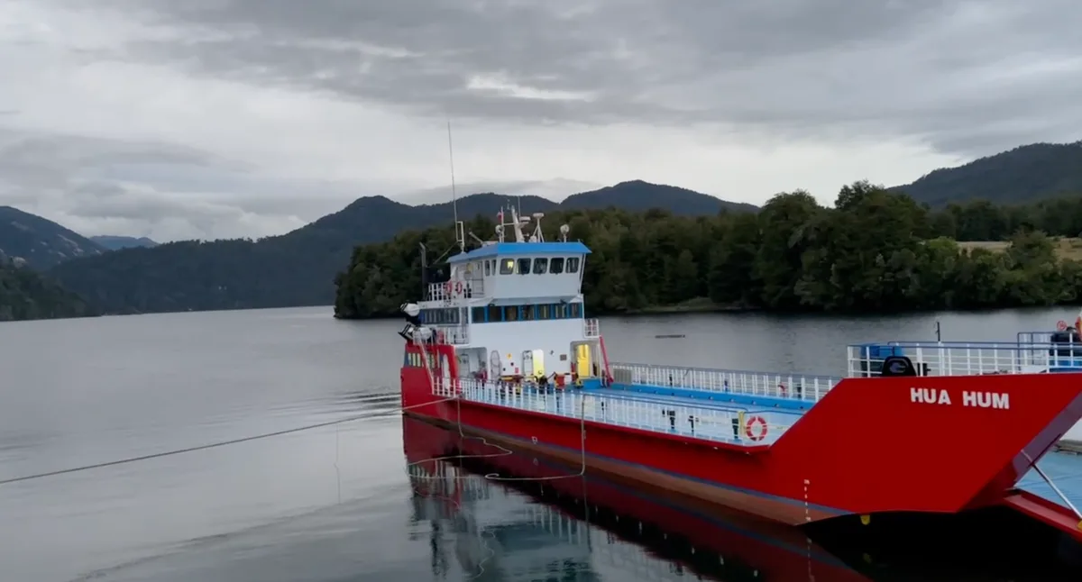 Lago Pirihueico desde Puerto Fuy, aguas calmadas rodeadas de montañas boscosas