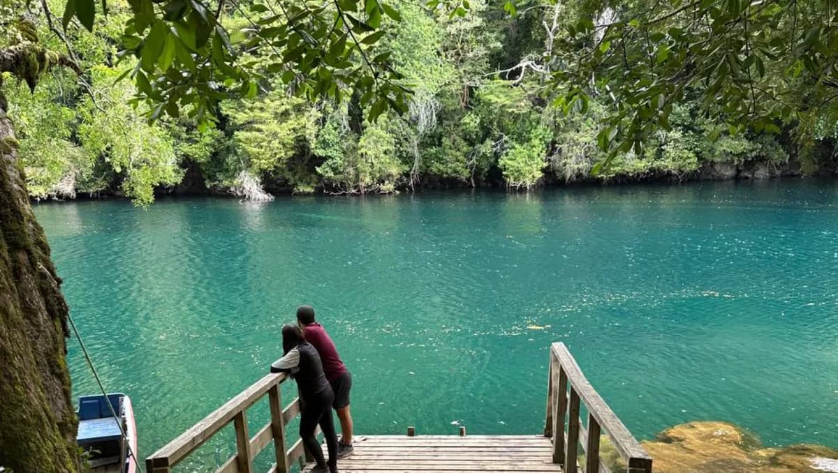 Muelle de Puerto Fuy con edificios de madera a orillas del Lago Pirihueico