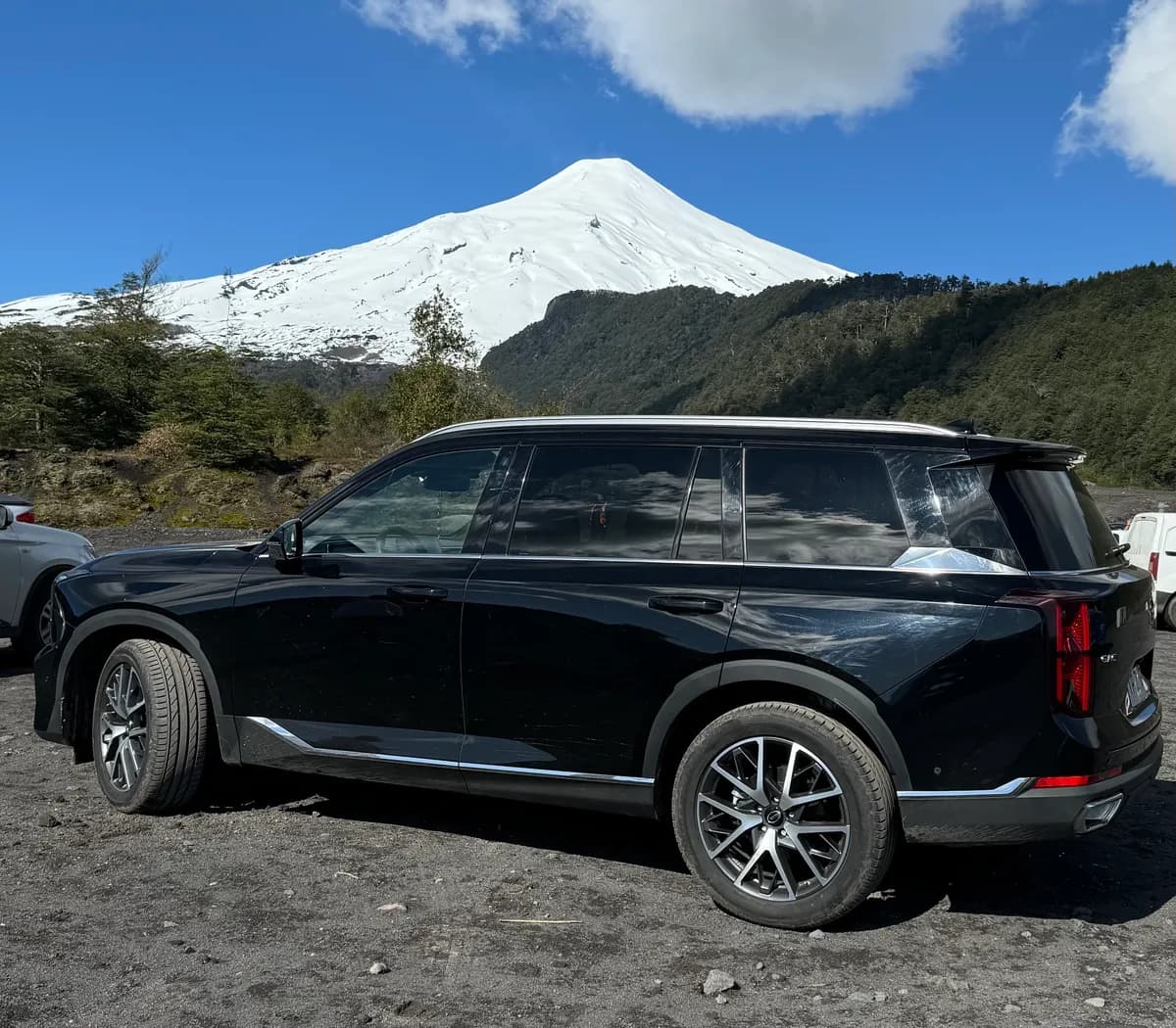 Volcan Villarrica enneigé avec fumée s'élevant du cratère