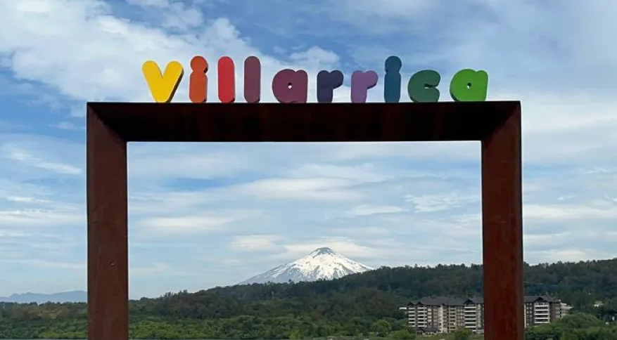Vue de la ville de Pucón avec le volcan Villarrica derrière le lac