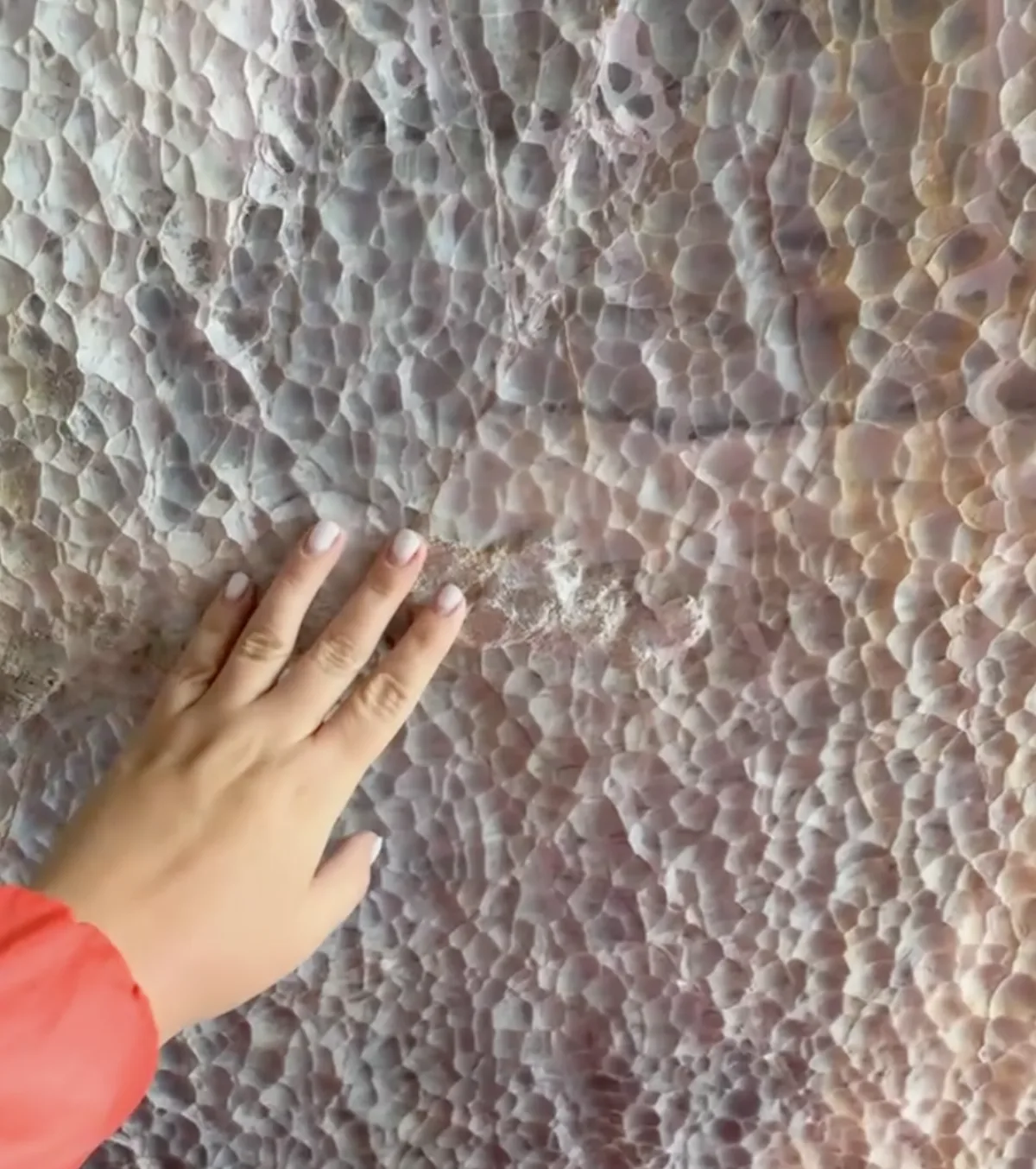 Santuario natural de las Cuevas de Mármol con formaciones sobre agua turquesa